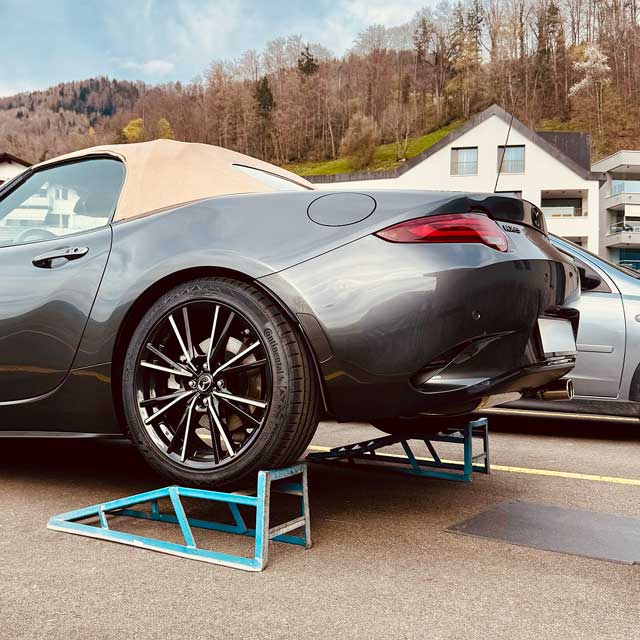 MX-5 auf Auffahrrampen