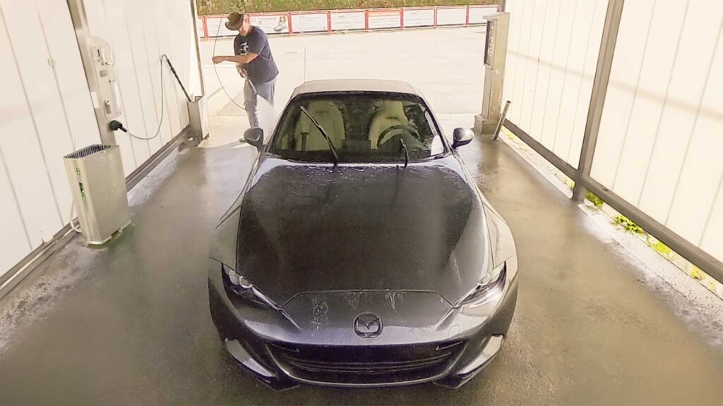 Mazda MX-5 in einer Waschbox