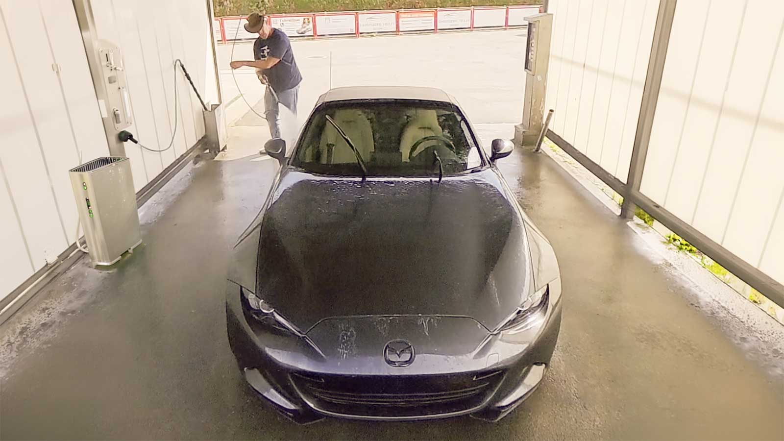 Mazda MX-5 in einer Waschbox