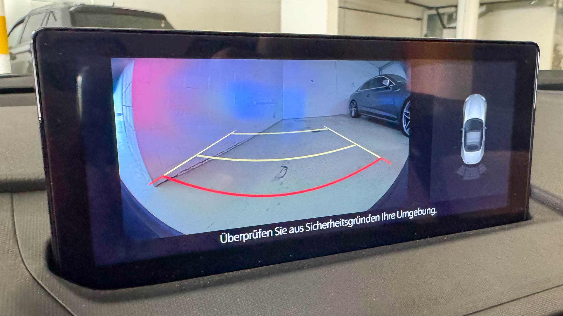 Cockpit-Screen zeigt Bilder der Rückfahrkamera mit naher Wand ohne Warnung auszugeben.